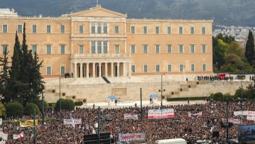 Τρία χρόνια από την τραγωδία των Τεμπών: Εκδηλώσεις μνήμης και ειρηνικό συλλαλητήριο σε όλη τη χώρα