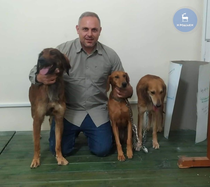 O κ. Δρακιού με τα σκυλιά του Μάξιμο, Ρία και Πετούσα