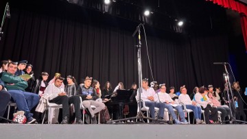 Η θεατρική παράσταση «Ήρθαν οι Απόκριες» σκόρπισε χαμόγελα και συγκίνηση στο Δημοτικό Θέατρο Ρόδου