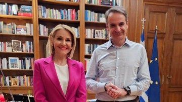 Συνάντηση της Μίκας Ιατρίδη με τον πρωθυπουργό Κυριάκο Μητσοτάκη στο Μέγαρο Μαξίμου