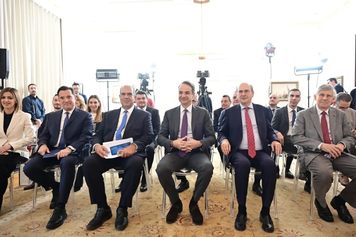 Στιγμιότυπο από εκδήλωση στο Μέγαρο Μαξίμου για τη δωρεά του Φιλανθρωπικού Ιδρύματος Στέλιος Χατζηιωάννου στο Εθνικό Σύστημα Υγείας με σκοπό την οικονομική ενίσχυση ιατρών που υπηρετούν σε μικρά νησιά της χώρας (Πηγή φωτογραφίας: ΜΙΧΑΛΗΣ ΚΑΡΑΓΙΑΝΝΗΣ / EUROKINISSI)