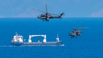 Apache πάνω από το λιμάνι της Ρόδου στις εκδηλώσεις της Ενσωμάτωσης