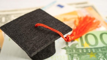 Στη Βουλή από τη «ΝΙΚΗ» το ζήτημα των μεταπτυχιακών και πιστοποιήσεων «εξπρές»