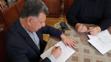 Υπέγραψε σήμερα ο Δήμαρχος Θεοδόσης Νικηταράς. Ένα από τα μεγαλύτερα έργα ασφαλτόστρωσης και ηλεκτροφωτισμού στην Κέφαλο, σε μήκος 2400ων μέτρων!