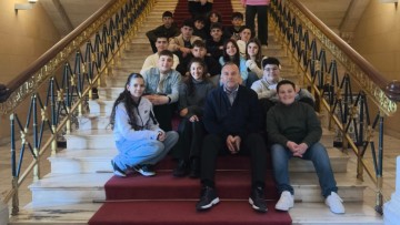 Επίσκεψη μαθητών από τη Δωδεκάνησο στη Βουλή: Ο Γιάννης Παππάς τιμά τη νέα γενιά