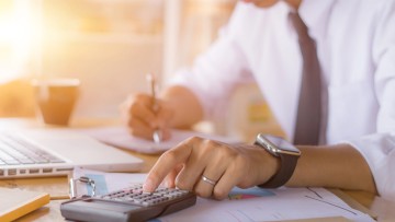 ΑΑΔΕ: Ψηφιοποιείται η άρση κατασχέσεων – Ταχύτερη αποδέσμευση λογαριασμών οφειλετών