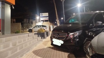 Πεζοί σε… αναμονή: Το πεζοδρόμιο που «κατέλαβε» ένα αυτοκίνητο