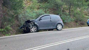 Τροχαίο ατύχημα στην περιοχή της Πυλώνας - Επιχείρηση απεγκλωβισμού του ενός οδηγού από την Πυροσβεστική Υπηρεσία Ρόδου