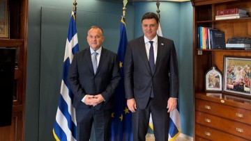 Ο βουλευτής Δωδεκανήσου Ιωάννης Παππάς στην τελετή αλλαγής ηγεσίας του Λιμενικού