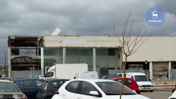 Σοβαρός κίνδυνος για διερχόμενους από λαμαρίνες που αιωρούνται από το κτίριο της ΕΤΑΔ στην οδό Αυστραλίας στη Ρόδο