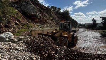 Αποκαταστάθηκε η κυκλοφορία στον δρόμο Έμπωνα – Αγίου Ισιδώρου μετά την κατολίσθηση