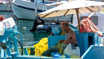 Οι επισκέπτες, σε Κυκλάδες και Δωδεκάνησα, φεύγουν και παίρνουν μαζί τους γεύσεις, αρώματα και απολαύσεις μοναδικές – και γι' αυτές επιστρέφουν ξανά