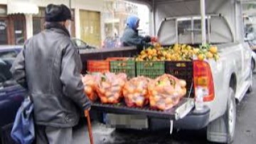 Στα 7 ευρώ το τέλος για τους πλανόδιους εμπόρους