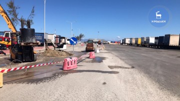 Συνεργεία κλείνουν τις λακκούβες στο λιμάνι Ακαντιάς