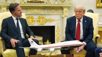 Ο Τραμπ συζητά την έξοδο των ΗΠΑ από το NATO: «Δοκιμάστηκε και απέτυχε» λέει ο Λευκός Οίκος