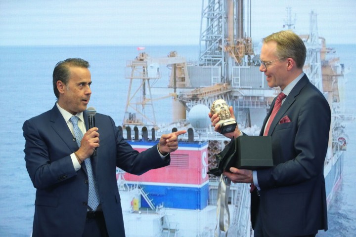 Ο υπουργός Περιβάλλοντος και Ενέργειας, Σταύρος Παπασταύρου, και ο εκπρόσωπος της σουηδικής Stena Drilling που θα κάνει την γεώτρηση στο μπλοκ δύο