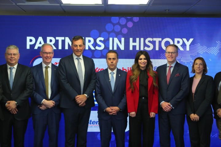 Ο διευθύνων σύμβουλος της Hellenic Energy, Ανδρέας Σιάμισιης, ο πρέσβης της Σουηδίας, Χακάν Εμσγκαρτν, ο διευθύνων σύμβουλος στην Energean, Μαθιός Ρήγας, ο υπουργός Περιβάλλοντος και Ενέργειας, Σταύρος Παπασταύρου, η Πρέσβειρα των ΗΠΑ στην Ελλάδα, Κίμπερλι Γκίλφοϊλ, ο εκπρόσωπος της σουηδικής Stena Drilling που θα κάνει την γεώτρηση στο μπλοκ δύο και η εκπρόσωπος της Exxon Mobil για την Ελλάδα και την Κύπρο, Λουιζα Παπαγεωργίου