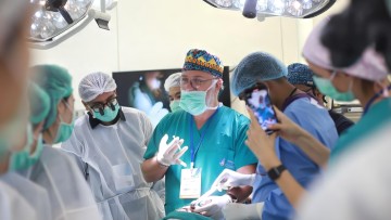 Δρ. Αναστάσιος Βεκρής: Ο κορυφαίος ειδικός μεταμόσχευσης μαλλιών στην Ευρώπη έχει κλινική στη Ρόδο