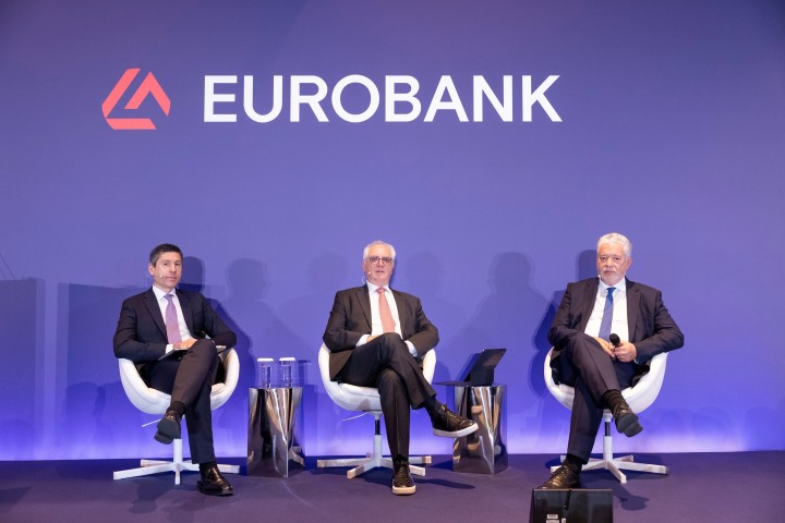 (Από αριστερά)  Δρ Τάσος Αναστασάτος, επικεφαλής Οικονομολόγος Ομίλου Eurobank  Φοίβος Καρζής, δημοσιογράφος  Hλίας Κικίλιας, Γενικός Διευθυντής του Ινστιτούτου Συνδέσμου Ελληνικών Τουριστικών Επιχειρήσεων (ΙΝΣΕΤΕ)
