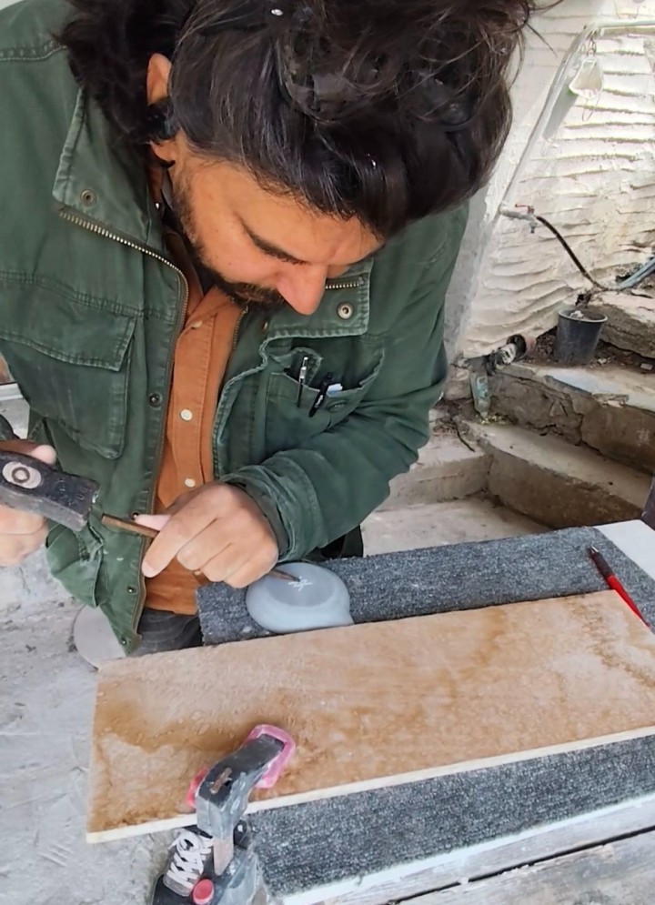 Μαρμάρινο πιατάκι σερβιρίσματος από το “The HandmadeMarble” και τον Άγγελο Αντωνακόπουλο (Τήνος)