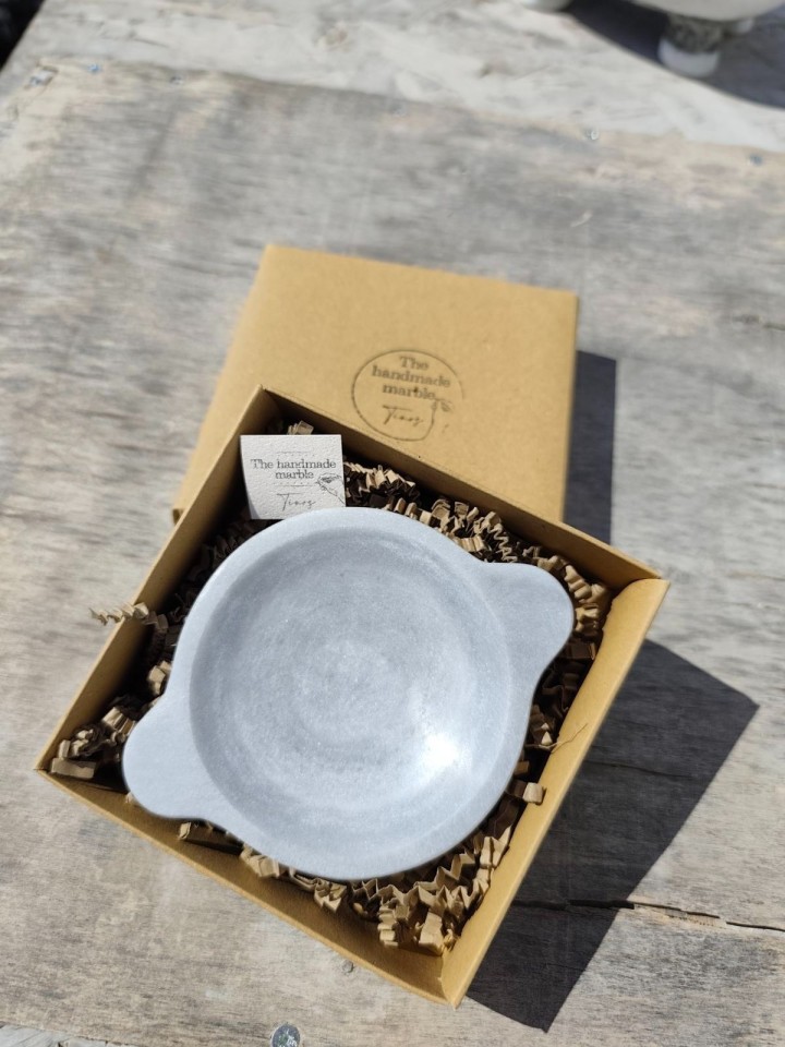 Μαρμάρινο πιατάκι σερβιρίσματος από το “The HandmadeMarble” και τον Άγγελο Αντωνακόπουλο (Τήνος)