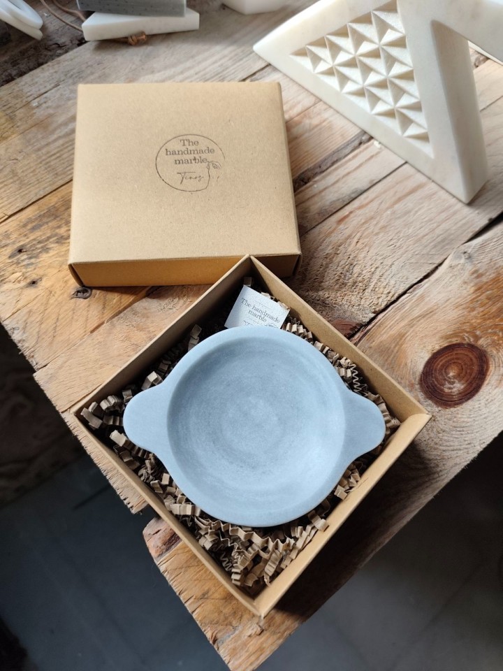 Μαρμάρινο πιατάκι σερβιρίσματος από το “The HandmadeMarble” και τον Άγγελο Αντωνακόπουλο (Τήνος)