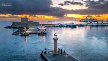 Ρόδος: Πάνω από 56 εκατομμύρια επισκέπτες – τουρίστες έφθασαν από το εξωτερικό στο νησί τα τελευταία 25 χρόνια
