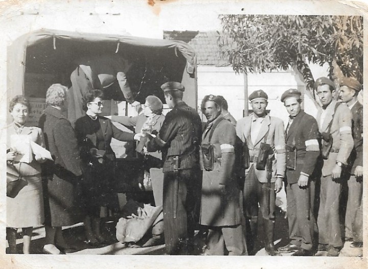 5.	Σταθμός Χωροφυλακής Σαλάκου  Χριστούγεννα του 1958. Η σύζυγος του δημάρχου Πετρίδη μοιράζει δώρα