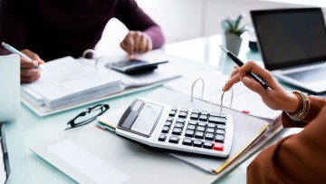 Τα μυστικά της νέας ρύθμισης για 72 δόσεις σε εφορία και Ταμεία: Ποιοι και πώς θα πληρώνουν δόση από 30 ευρώ το μήνα