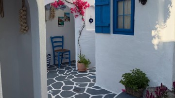Έφερε το Αιγαίο στην Ελβετία: 48χρονος έχτισε μία νέα… Ελλάδα στον κήπο του