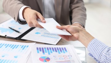 Κουπόνια, μπόνους και παροχές αντί αυξήσεων: Η νέα πολιτική των επιχειρήσεων προς τους εργαζομένους