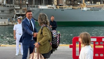 Β. Κικίλιας από το λιμάνι του Πειραιά για την επιστροφή των ταξιδιωτών: «Προασπίζουμε, στηρίζουμε και ενισχύουμε τα νησιά μας, τον τουρισμό, την ακτοπλοΐα και την οικονομία της χώρας μας»