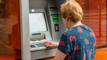 Συντάξεις: Έκτακτη ενίσχυση έως 446 ευρώ και αυξήσεις στο «τραπέζι»