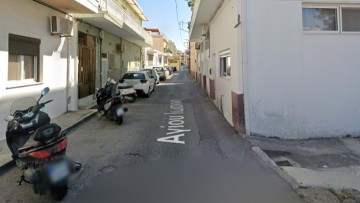 Οδός Αγίου Ιωάννου: Πεζοί ανάμεσα στα αυτοκίνητα – ένας δρόμος που δεν χωρά ούτε… ανάσα